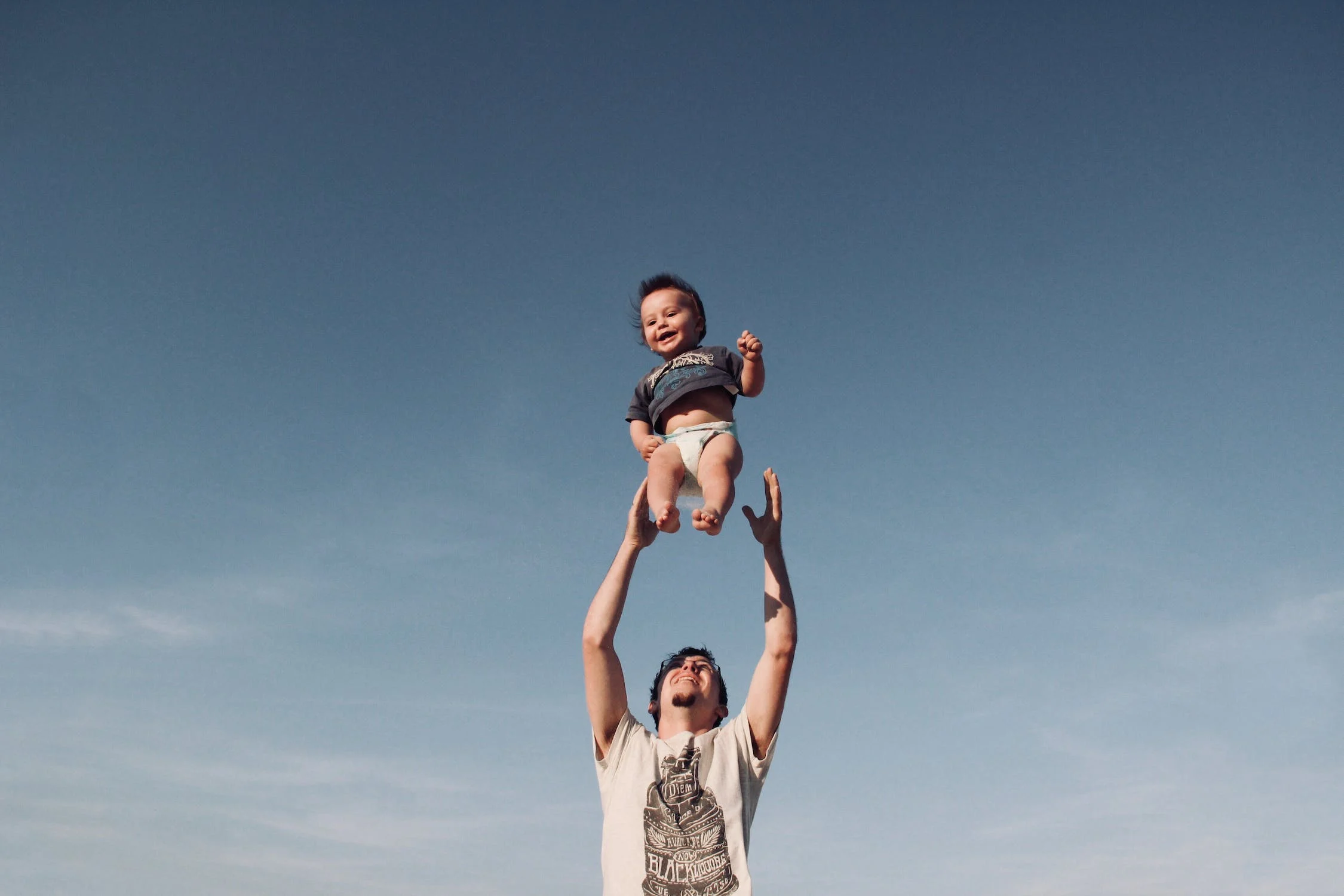 Congé parental du père : peut-il le prendre si la mère ne travaille pas ?