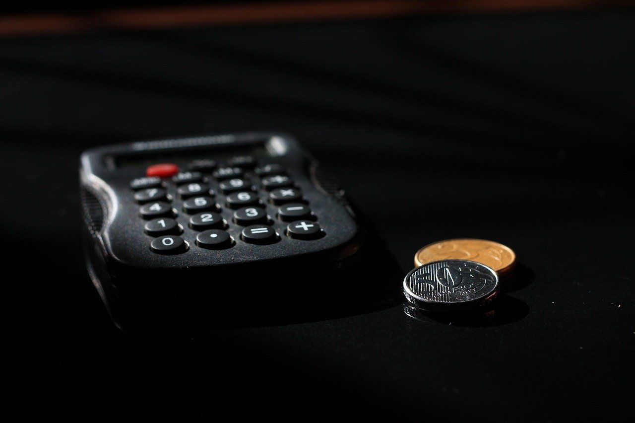 Acompte sur salaire : l’employeur peut-il refuser et combien doit-il verser ?
